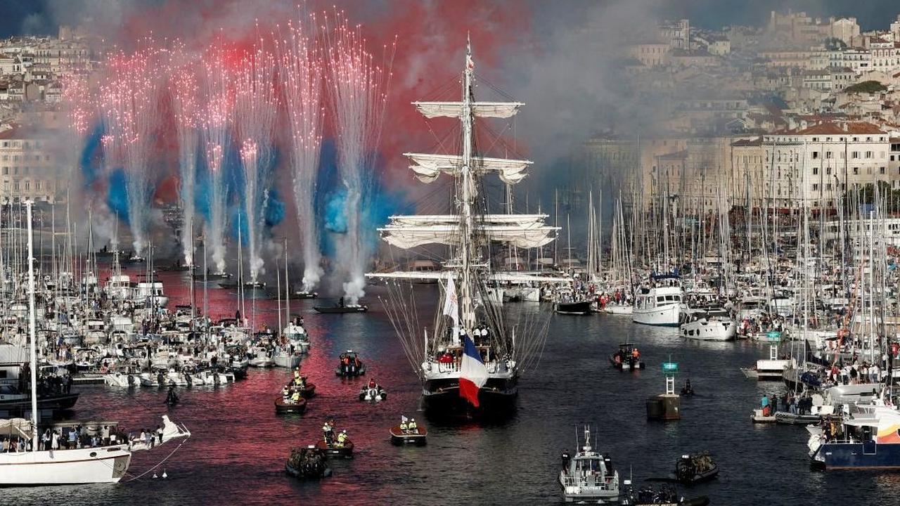 Kedatangan kapal layar Barque Belem bertiang tiga dari abad ke-19 Prancis disambut sangat meriah saat membawa api Olimpiade 2024 setiba di Pelabuhan Tua di Marseille, Prancis (8/5/2024). Foto: REUTERS / Benoit Tessier