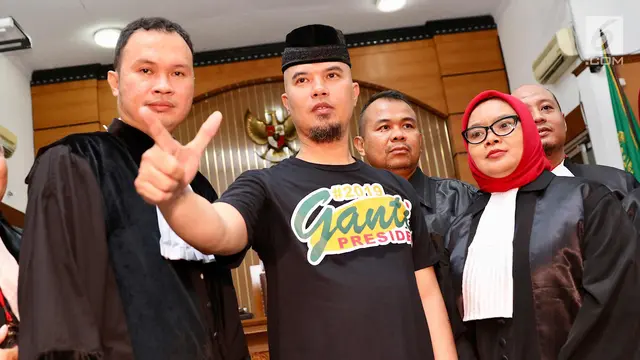 Gaya Ahmad Dhani Jalani Sidang Perdana Kasus Ujaran Kebencian