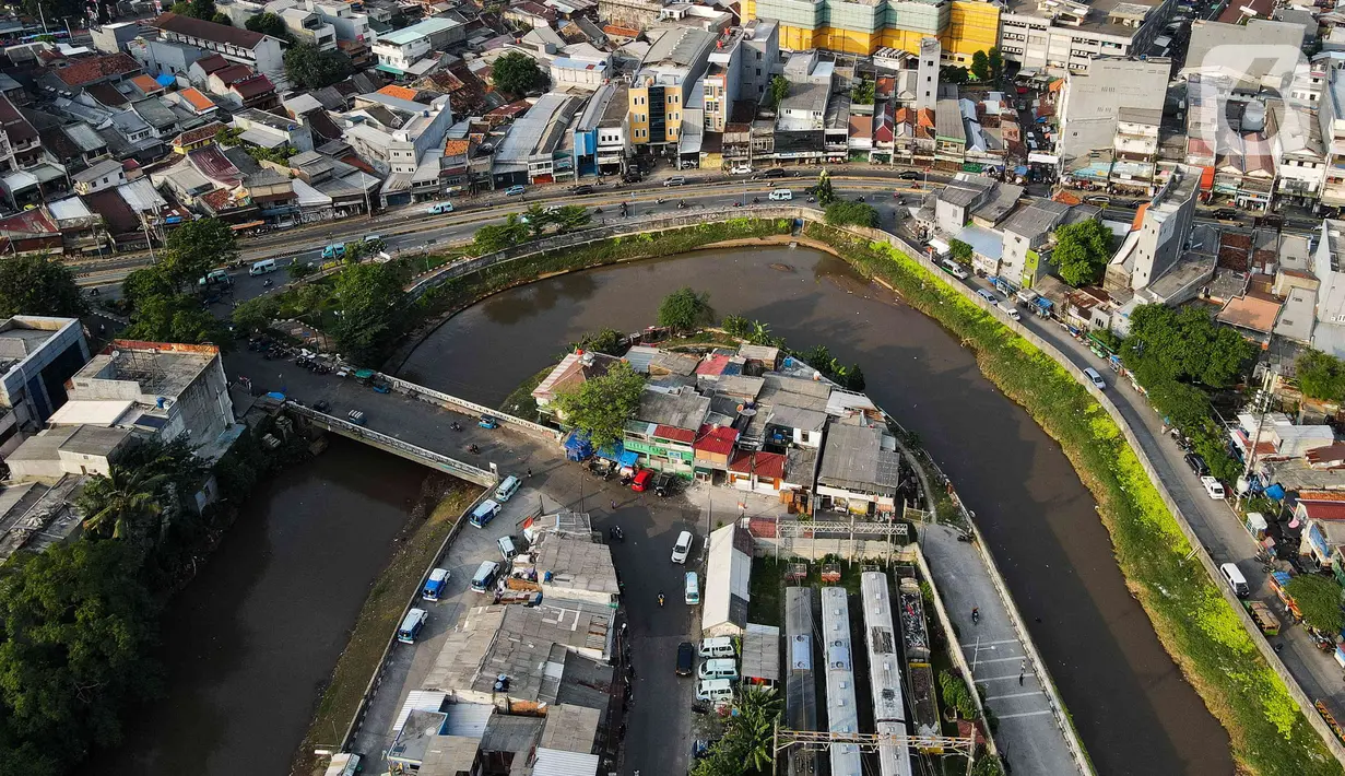 Sejak bermekarannya berbagai pembangunan rumah, perkantoran, serta kawasan bisnis lainnya, Sungai Ciliwung dipandang sebelah mata. (Liputan6.com/Herman Zakharia)
