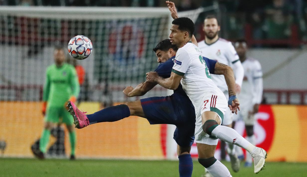 Penyerang Atletico Madrid, Luis Suarez, berebut bola dengan bek Lokomotiv Moscow, Murilo Cerqueira, pada laga lanjutan Liga Champions 2020/2021di Stadion Lokomotiv, Rabu (4/11/2020) dini hari WIB. Atletico Madrid bermain imbang 1-1 melawan Lokomotiv Moscow. (AFP/Yuri Kochetkov/pool)