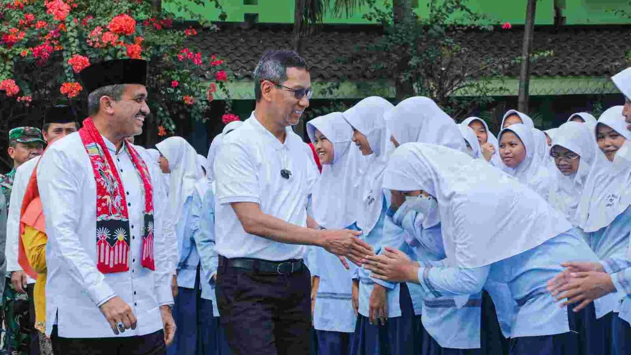 Penjabat (Pj) Gubernur DKI Jakarta Heru Budi Hartono mengecek Kartu Jakarta Pintar di SMPN 193. (Winda Nelfira)