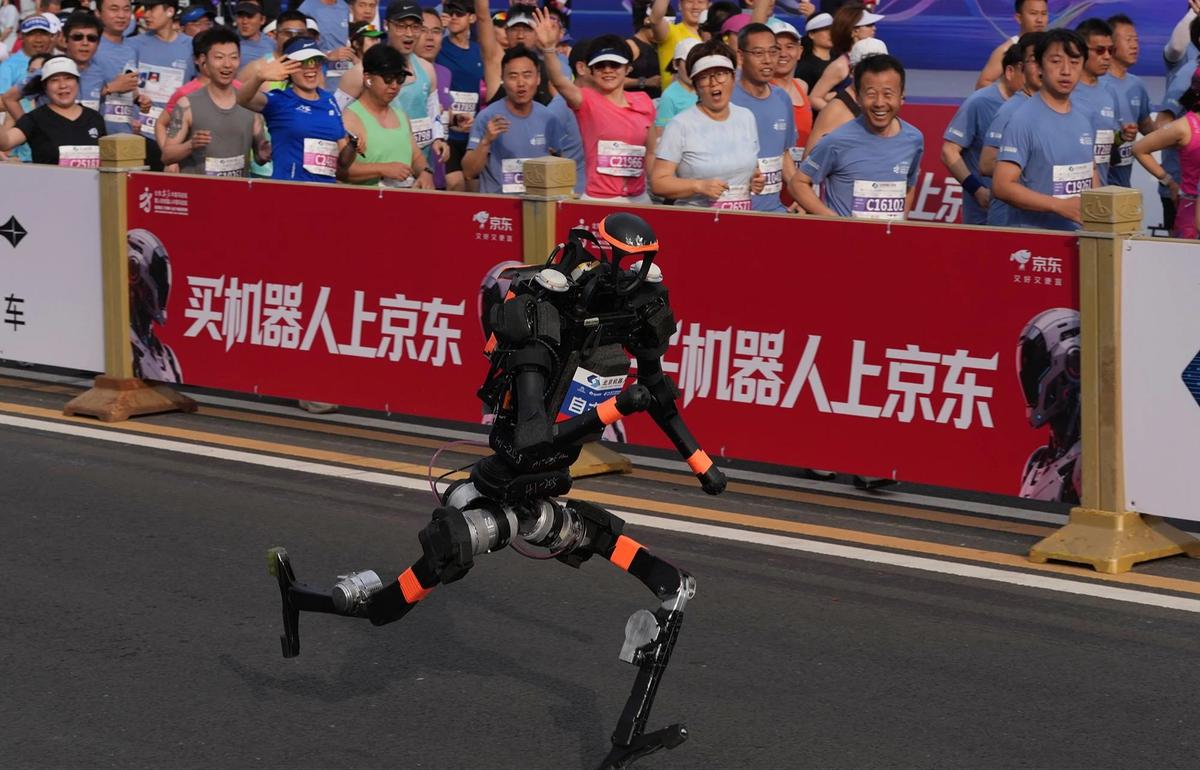 FOTO: Robot Humanoid Unjuk Kecepatan di Ajang Lari Marathon Beijing