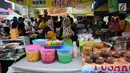 Pedagang menjajakan makanan untuk berbuka puasa di Pasar Takjil Benhil, Jakarta, Senin (29/5). Pasar Takjil Benhil yang ada setiap bulan Ramadan tersebut dipadati warga yang membeli makanan untuk berbuka puasa. (Liputan6.com/Gempur M Surya)