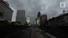 Suasana ibu kota Jakarta diwarnai awan mendung di kawasan Thamrin, Kamis (18/2/2021). Badan Meteorologi, Klimatologi, dan Geofisika (BMKG) memprediksi hujan disertai angin akan terjadi lusa mendatang dan meminta para pengguna jalan harus berhati-hati saat berkendara. (merdeka.com/Imam Buhori)