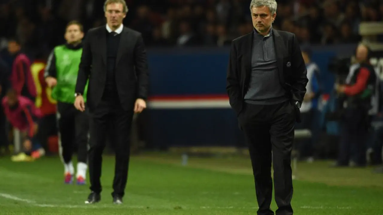 Jose Mourinho (kanan)