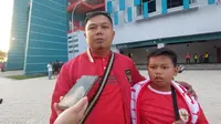 Suporter Timnas Indonesia U-19 saat datang langsung ke Stadion Gelora Bung Tomo (GBT) Surabaya untuk menyaksikan laga final Piala AFF U-19 2024 Garuda Muda melawan Thailand pada Senin (29/7/2024) malam WIB. (Liputan6.com/Melinda Indrasari)