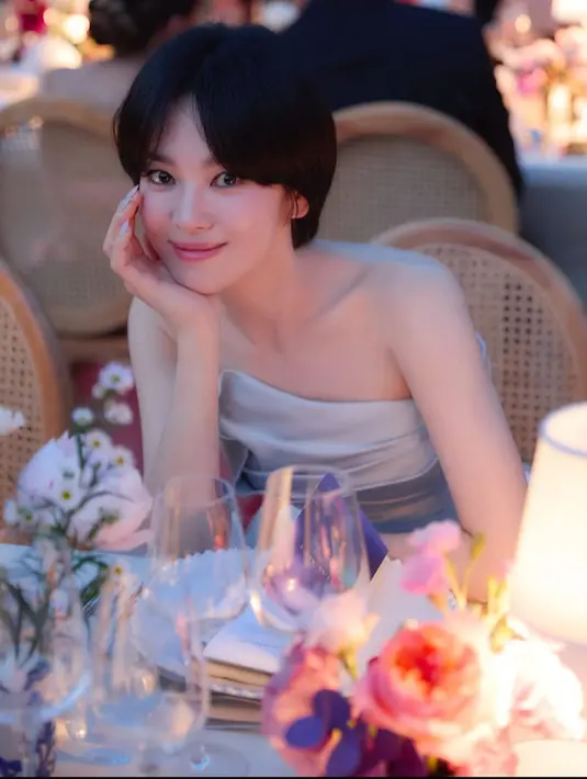 Wajahnya dipulas makeup minimalis effortless dan berfokus pada full eyeliner dan lipstik nude natural [@kyo1122]