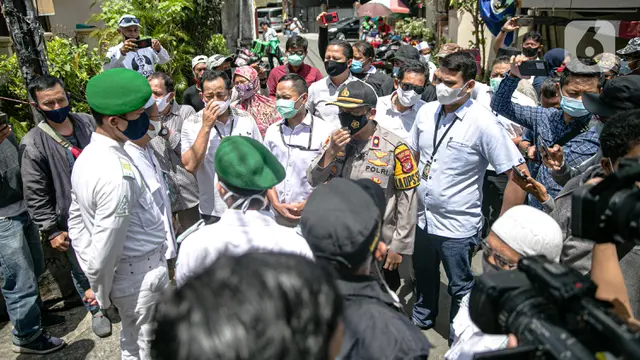 FOTO: Polisi Kembali Layangkan Surat Pemanggilan Rizieq Shihab di Petamburan