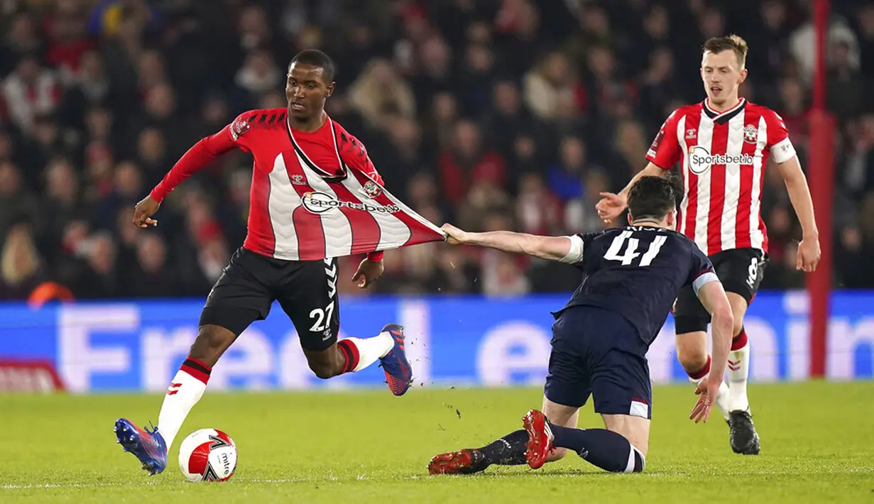 Pemain West Ham Declan Rice (kanan bawah) menarik baju pemain Southampton Ibrahima Diallo pada pertandingan sepak bola putaran kelima Piala FA di Stadion St Mary, Southampton, Inggris, 2 Maret 2022. Southampton menang 3-1. (Adam Davy/PA via AP)