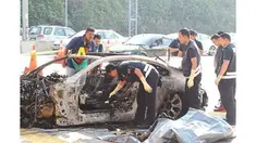Petugas tol coba membangunkan pria tersebut namun gagal karena mobil dalam keadaan terkunci dan kaca tertutup rapat.