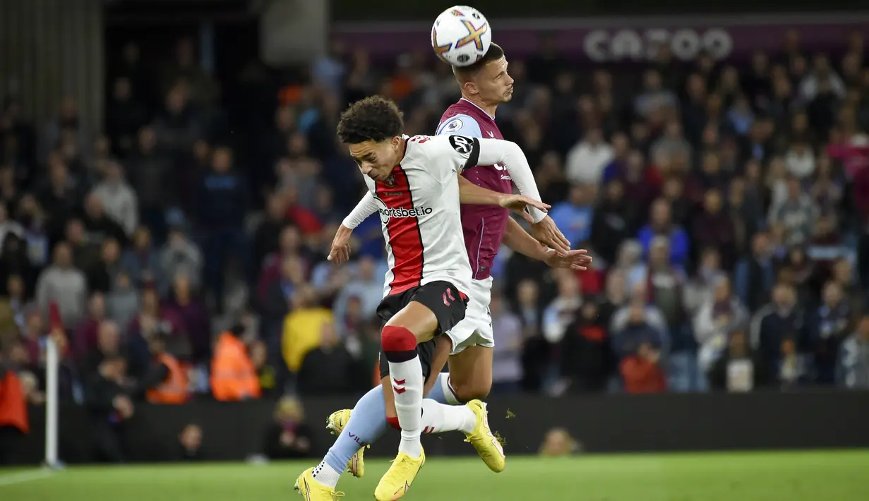 Bek Aston Villa Leander Dendoncker melompat untuk berebut bola dengan penyerang Southampton Samuel Edozie dalam pekan ke-8  Liga Premier Inggris di Villa Park, Sabtu (17/09/2022). Aston Villa unggul 1-0 berkat gol Jacob Ramsey pada menit ke-41. (AP Photo/Rui Vieira)