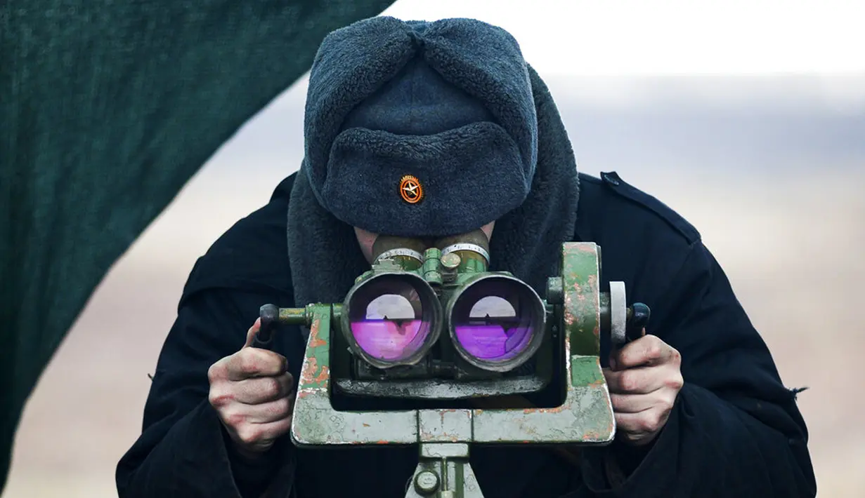 Prajurit Rusia melihat melalui teropong saat mengambil bagian dalam latihan di lapangan tembak Kadamovskiy, Rostov, Rusia, 14 Desember 2021. Rusia melakukan latihan militer dekat perbatasannya dengan Ukraina. (AP Photo)
