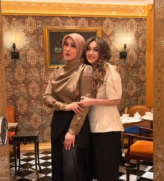 5 Potret reuni ratu sinetron era 90-an, Marini Zumarnis dan Diana Pungky, duo bestie yang menolak tua