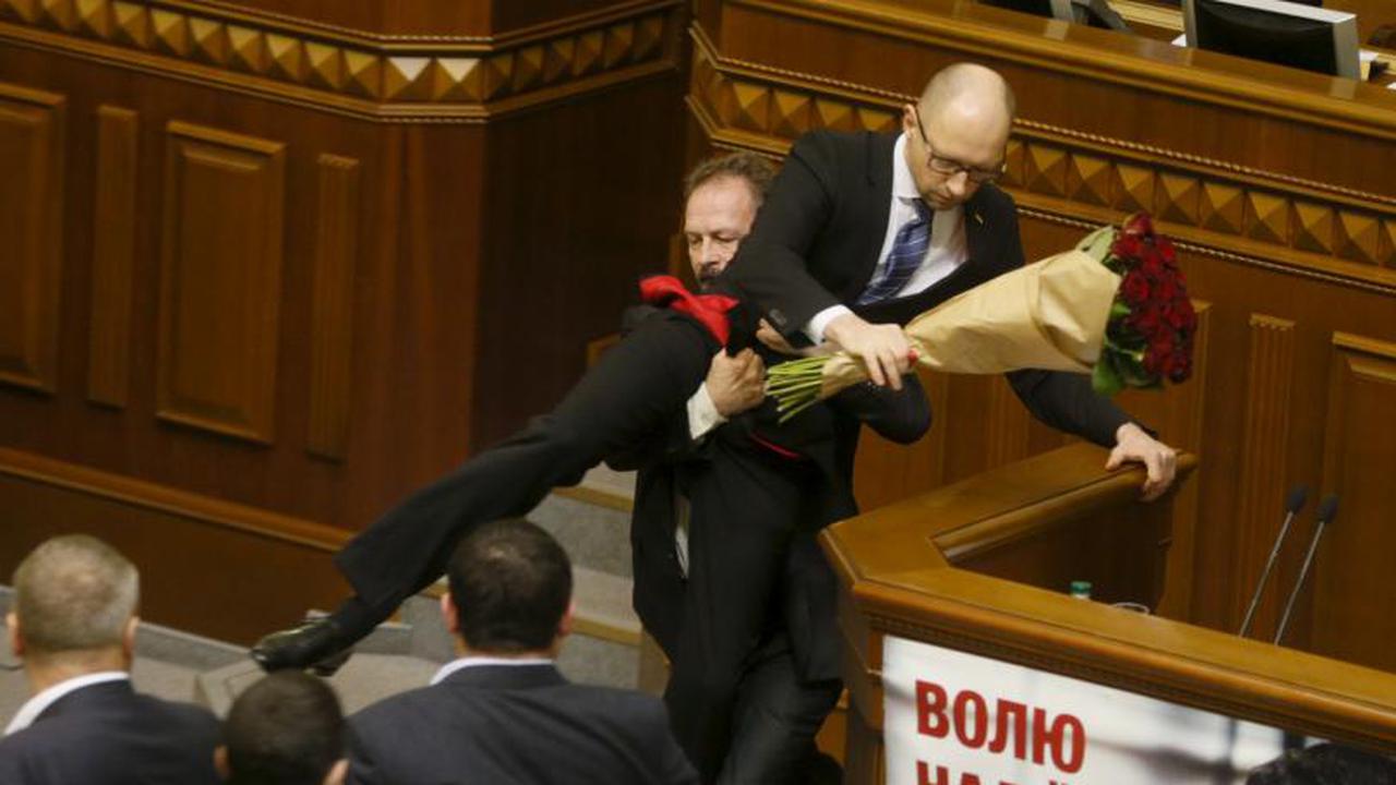 Perdana Menteri Ukraina, Arseny Yatseniuk ditarik paksa dari podium