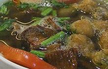 Mencicipi Soto Padang, Semangkuk Hangatnya Kuah dengan Irisan Daging yang Menggoyang Lidah