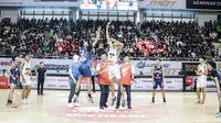 Presiden Direktur PT AHM, Susumu Mitsuishi, melakukan jumpball dalam turnamen bola basket antar-SMA di Surabaya bertajuk Honda DBL with Kopi Good Day 2024 East Java – North di DBL Arena, Surabaya (10/8/2024). (Dok. DBL Indonesia)