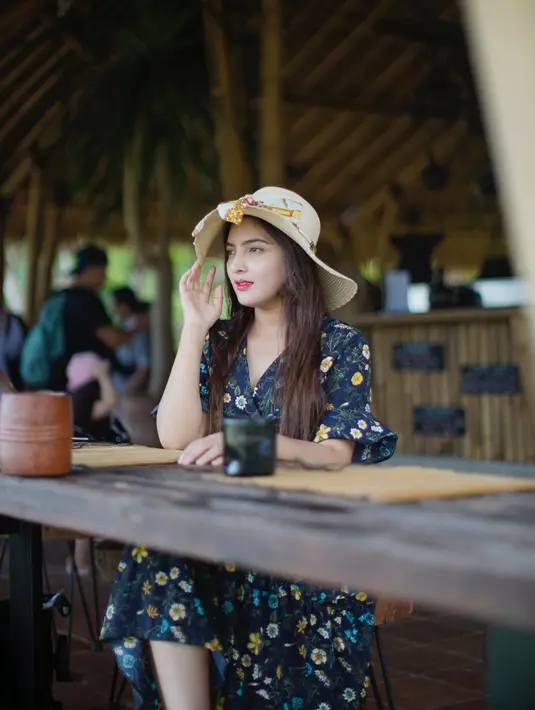 Masih menghabiskan waktu liburan. Ashanty terlihat simpel nan menawan dengan balutan dress motif floral ditambah dengan topi pantai. (Liputan6.com/IG/ashanty_ash)