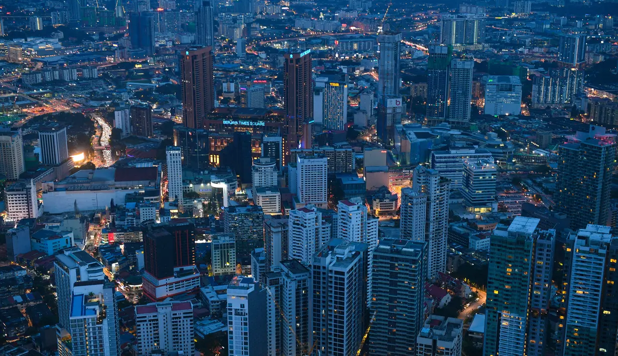 Pemandangan malam umum menunjukkan bangunan seperti yang terlihat dari Menara KL di Kuala Lumpur (13/10/2020). Malaysia tengah memerangi lonjakan baru kasus virus corona baru COVID-19. (AFP/Mohd Rasfan)