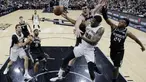 Aksi pemain San Antonio Spurs, Rudy Gay (22) melewati adangan dua pemain Sacramento Kings pada laga NBA basketball game di A&T Center, San Antonio, (9/4/2018). Spurs menang 98-85. (AP/Eric Gay)