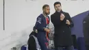 Pelatih PSG, Mauricio Pochettino menginstruksikan Neymar saat bertanding melawan Olympiqe de Marseille pada Piala Super Prancis 2020/2021 di stadion Bollaert, Prancis, Kamis (14/1/2021). Dilansir dari situs resmi PSG, Pochettino menyatakan kegembiraannya usai pertandingan. (AP Photo/Christophe Ena)