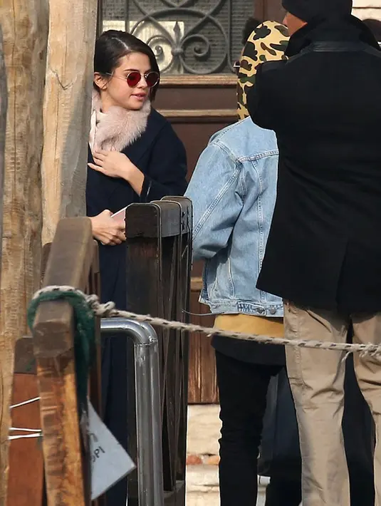 Selena Gomez dan The Weeknd belakangan ini tengah menjadi sorotan dan selalu tampil bersama.  Jadi tak heran ketika pasangan kekasih ini tampil sendiri ketika tertangkap kamera. (doc.dailymail.com)