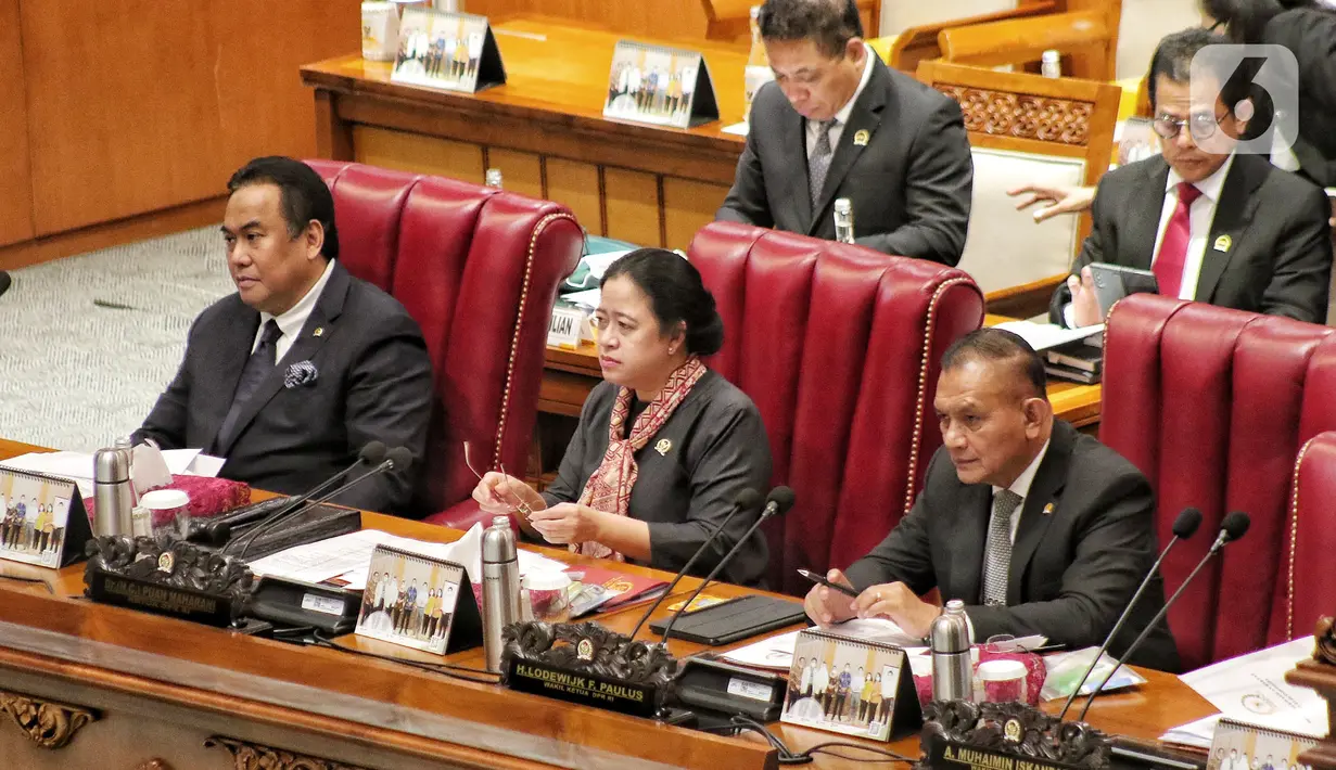 Ketua DPR Puan Maharani (tengah) memimpin rapat Paripurna DPR RI Ke-13 Masa Persidangan II Tahun Sidang 2022-2023 di Kompleks Parlemen, Senayan, Jakarta, Kamis (15/12/2022). DPR menyetujui Rancangan Undang-undang Pengembangan dan Penguatan Sektor Keuangan menjadi UU PPSK. (Liputan6.com/Angga Yuniar)