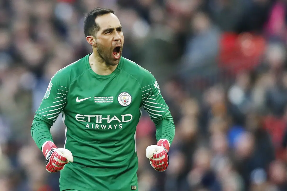 Kiper Manchester City Claudio Bravo.