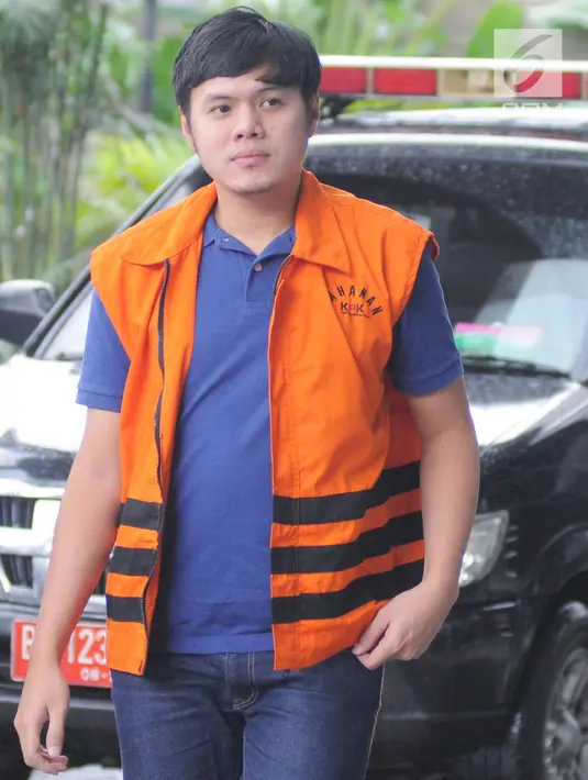 Tersangka Direktur PT Hidro Tekno Indonesia, Hendarwan Maruszama tiba di gedung KPK, Jakarta, Kamis (8/2). Hendarwan diperiksa sebagai tersangka dalam kasus dugaan suap dalam APBD Pemerintah Kota Malang tahun anggaran 2016. (Liputan6.com/Herman Zakharia)