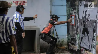 Warga sipil mengikuti kejuaraan menembak Paspampres Shooting Championship 2018 di Jakarta, Jumat (9/2). Kejuaran tersebut memperingati Hari Bhakti ke-72, Pasukan Pengamanan Presiden (Paspampres). (Liputan6.com/Faizal Fanani)