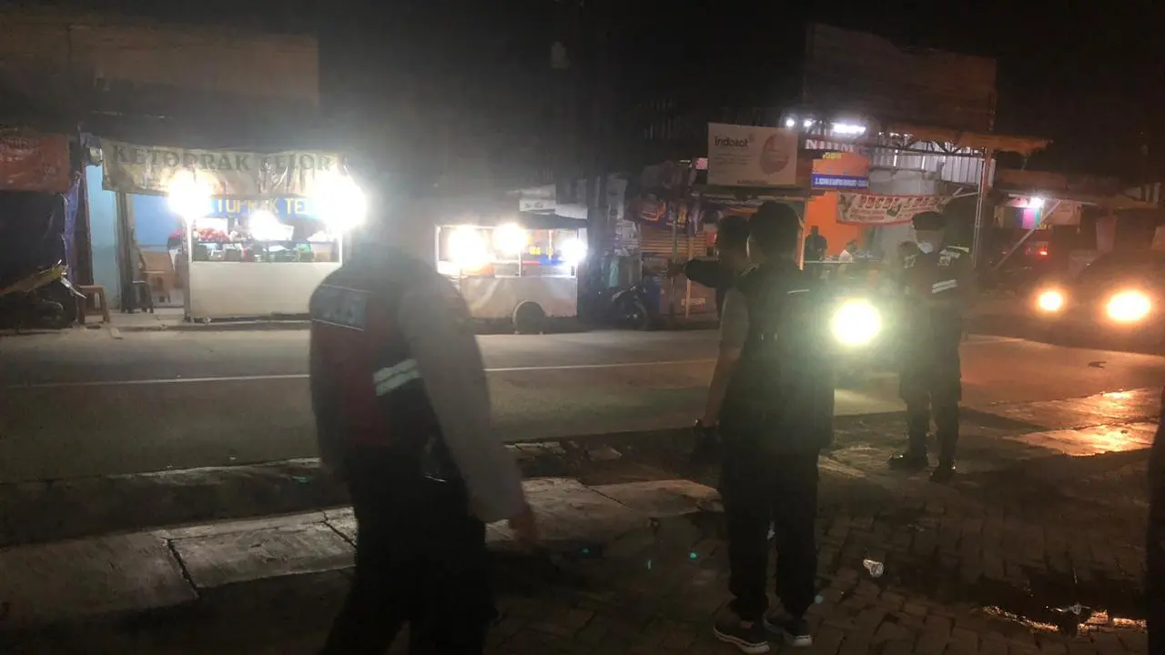 Anggota Polsek Cimanggis melakukan cek penembakan tukang kebab oleh kawanan curanmor di Jalan Raya Cilangkap, Kecamatan Tapos, Kota Depok