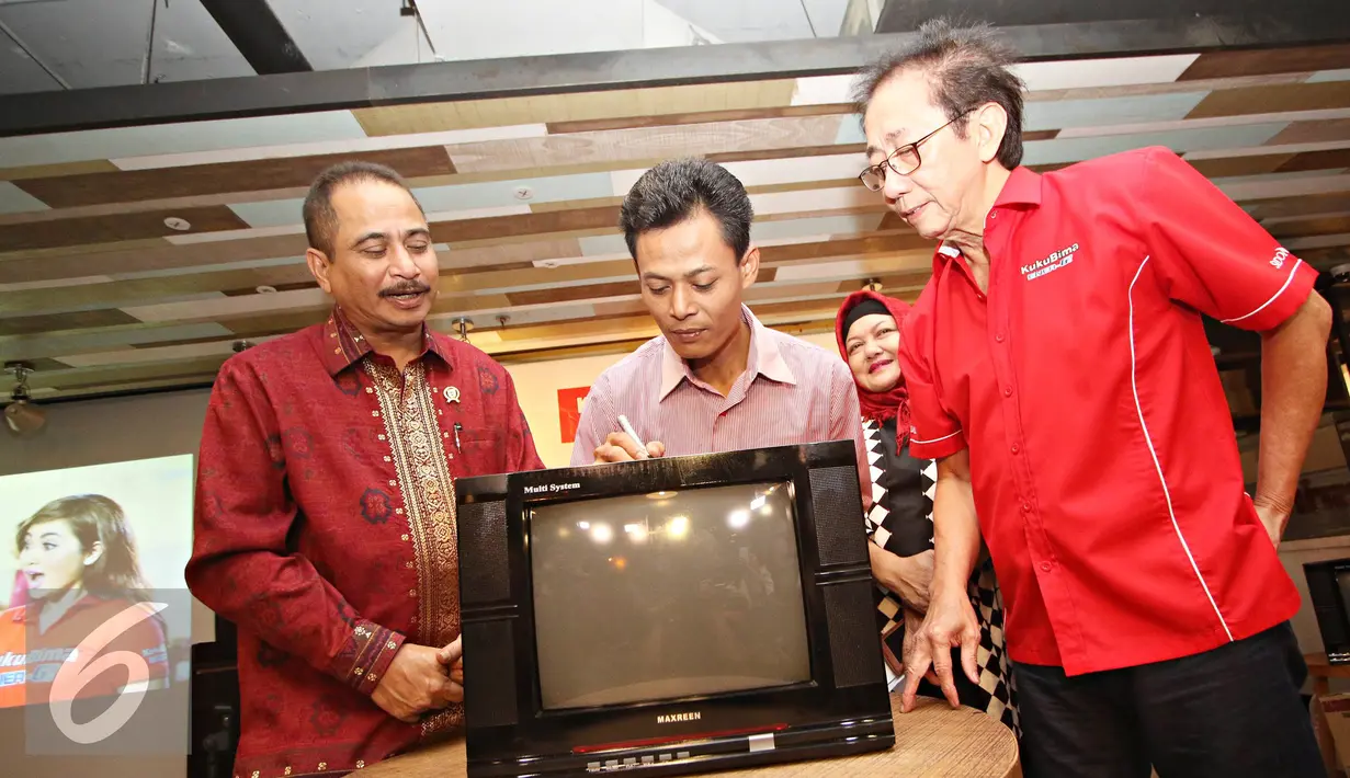 Menteri Pariwisata Arief Yahya (kiri) bersama Direktur Utama PT Sido Muncul Irwan Hidayat (kanan) menerima televisi buatan Kusrin dalam acara Launching Iklan Terbaru Kuku Bima Energi di Jakarta, Jumat (5/2). (Liputan6.com/Immanuel Antonius)