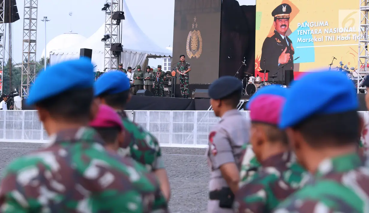 Panglima TNI, Marsekal TNI Hadi Tjahjanto saat memberi arahan pada pembukaan pameran Alat Utama Sistem Persenjataan TNI di Kawasan Monas, Jakarta, Kamis (27/9). Pameran ini berlangsung hingga 29 September. (Liputan6.com/Helmi Fithriansyah)