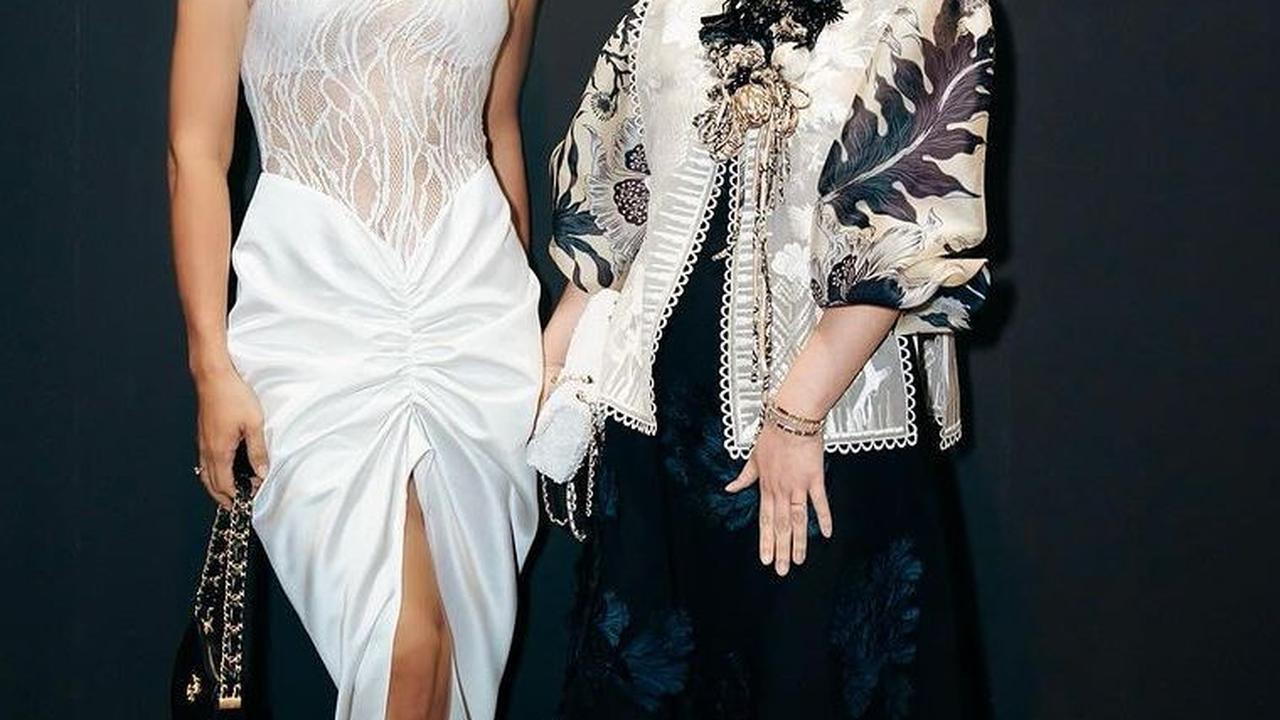 Nagita Slavina belum lama ini terlihat menghadiri acara Bazaar Icons Charity Gala 2023. Selain menjadi tamu undangan, dia juga meraih penghargaan pada acara gergengsi tersebut sebagai Bazaar Icon 2023.