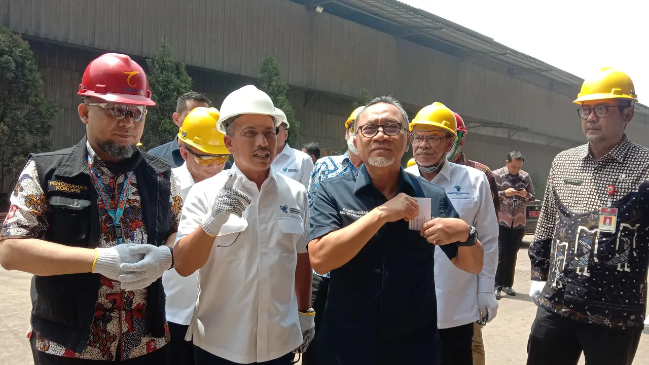 Menteri Perdagangan (Mendag) Zulkifli Hasan memantau proses pemusnahan 2.300 ton baja tulangan beton produksi dalam negeri milik PT Long Teng Iron and Steel di Kabupaten Tangerang, Banten, Kamis (12/1/2023).
