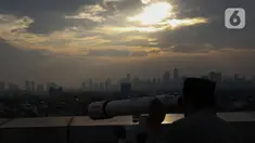 Petugas saat memantau hilal di Kantor Wilayah Kementerian Agama Provinsi DKI Jakarta, Cipinang, Jakarta, Jumat (1/4/2022). Kementerian Agama melakukan pemantauan hilal di 101 lokasi di sejumlah wilayah di Indonesia untuk menentukan 1 Ramadhan 1443 Hijriah.(Liputan6.com/Herman Zakharia)