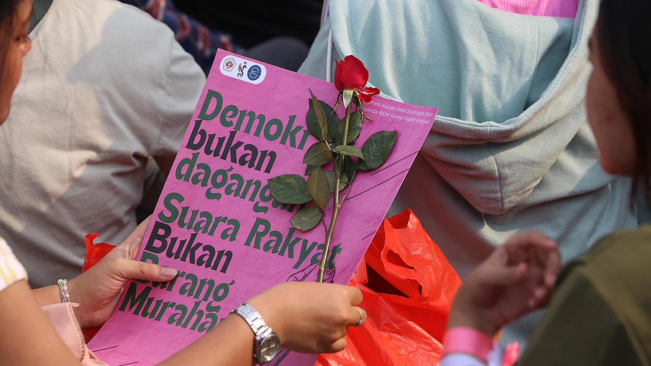 FOTO: Menagih Janji Pemerintah, Aksi Piknik Nasional Rakyat di Depan Gedung DPR