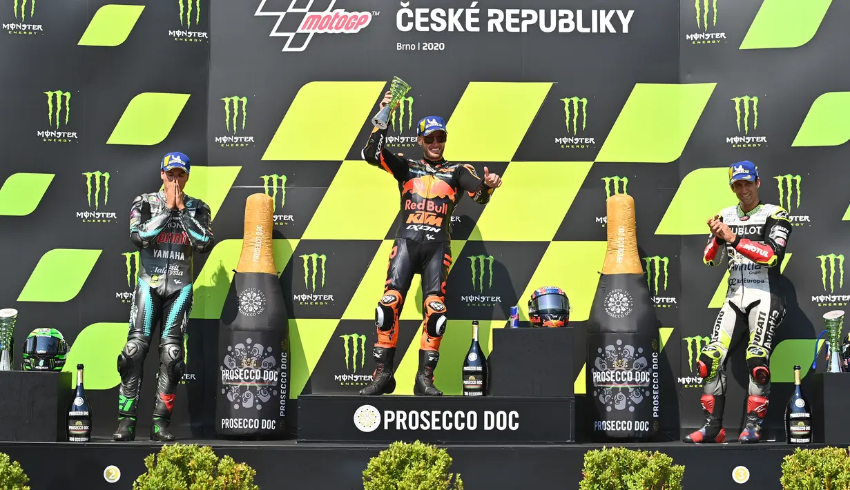 (kiri ke kanan) Pembalap Franco Morbidelli, Brad Binder, dan Johann Zarco naik podium usai laga MotoGP Ceko di Sirkuit Masaryk, Brno, Republik Ceko, Minggu (9/8/2020). Brad Binder berhasil menjadi juara setelah menjadi yang tercepat di balapan yang digelar sebanyak 21 lap. (Joe Klamar/AFP)