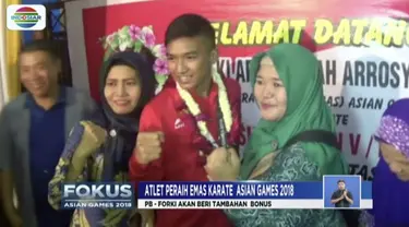 Kepulangan Rifki Ardiansyah Arrosyid, atlet karate peraih medali emas Asian Games 2018, disambut gembira dan tangis haru oleh keluarga maupun warga Simo Rukun, Surabaya.