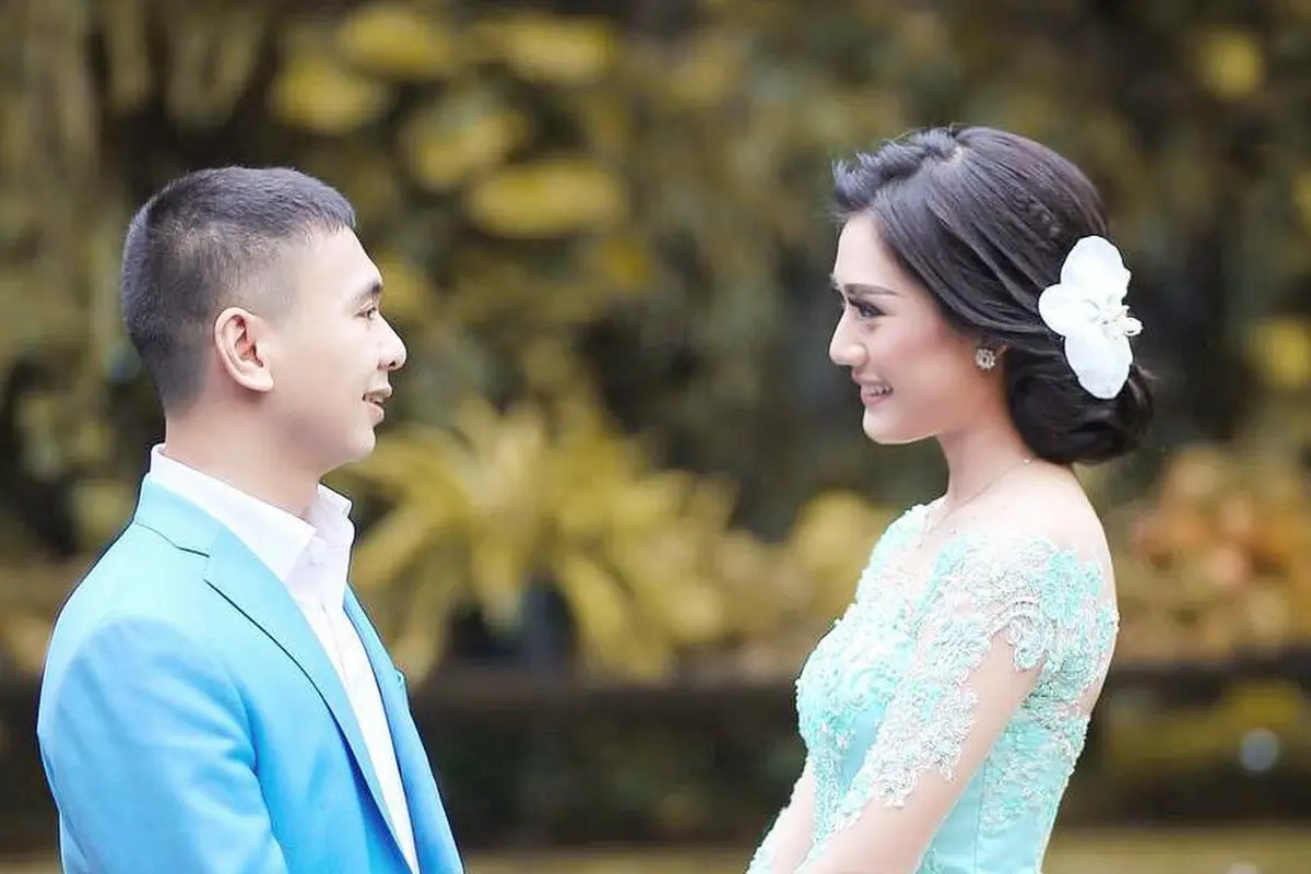 [Bintang] Raditya Dika dan Anissa Aziza