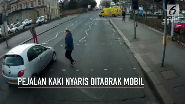 Rekaman seorang wanita hampir ditabrak mobil saat menyeberangi jalan di Reading beredar luas di jagat maya.