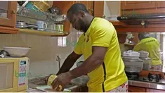 Jacksen F Tiago unjuk kebolehan memasak kala tim bola.com mengunjungi apartemennya di kawasan Penang, Malaysia.