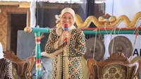 Menaker Ida Fauziyah saat kunjungan kerja ke Desa Migran Produktif (Desmigratif) Widarapayung Wetan, Binangun, Cilacap, Jawa Tengah, Senin (30/10/2023).