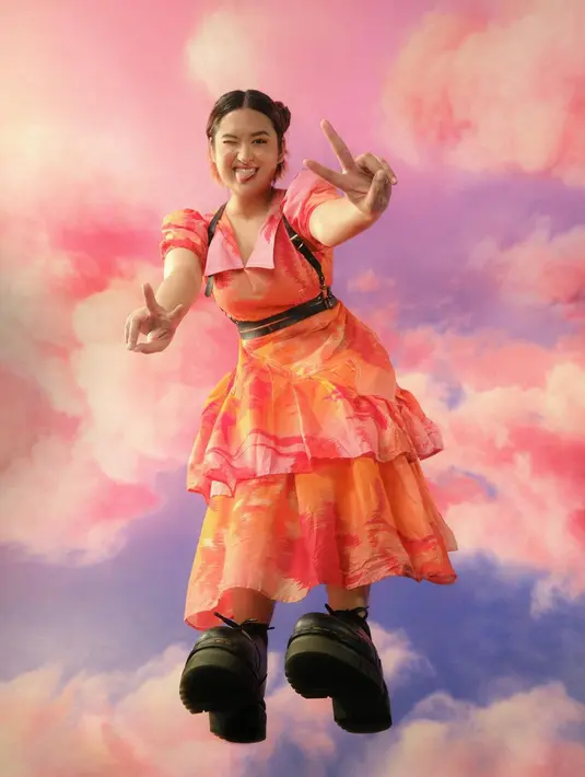 Gaun yang dikenakan Stephanie Poetri itu merupakan kombinasi ikat tiga warna. Yakni pink, merah, dan oranye yang diasosasikan sebagai budaya Indonesia. [instagram/hitcjakarta]