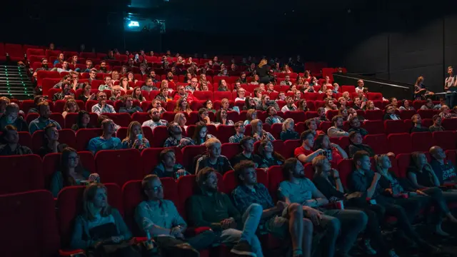 Ilustrasi menonton film di bioskop