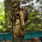 Patung jamu gendong akan menyambut pengunjung memasuki kampung jamu Sumbersari Wonolopo, Mijen. (foto : Liputan6.com / Edhie Prayitno Ige)
