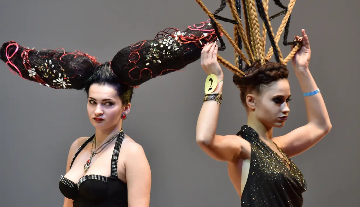 Model berpose saat mengikuti kompetisi penata rambut di International "Crystal Angel" Festival of Hairdressing ke-15 di Kiev (22/4). (AFP/Sergei Supinsky)