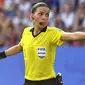 4. Stephanie Frappart - Stephanie Frappart menjadi wasit perempuan yang memimpin jalannya pertandingan Piala Super Eropa 2019. Wasit asal Prancis ini juga tercatat pernah memimpin pertandingan di laga Piala Dunia wanita dan Liga Prancis. (AFP/Damien Meyer)