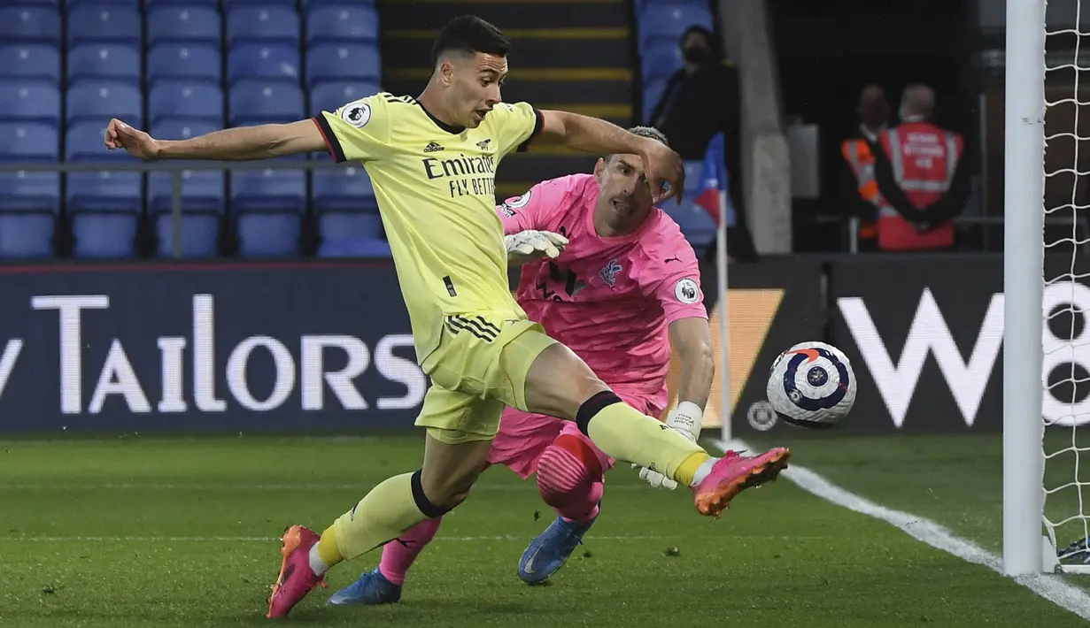 Striker Arsenal, Gabriel Martinelli (kanan) mencetak gol kedua timnya ke gawang Crystal Palace dalam laga lanjutan Liga Inggris 2020/2021 pekan ke-37 di Selhurst Park, London, Rabu (19/5/2021). Arsenal menang 3-1 atas Crystal Palace. (AP/Facundo Arrizabalaga/Pool)