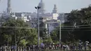 Warga berkumpul untuk memberikan penghormatan kepada mendiang Fidel Castro di Lapangan Revolusi di Havana, Kuba, Senin (28/11). (REUTERS / Carlos Barria)