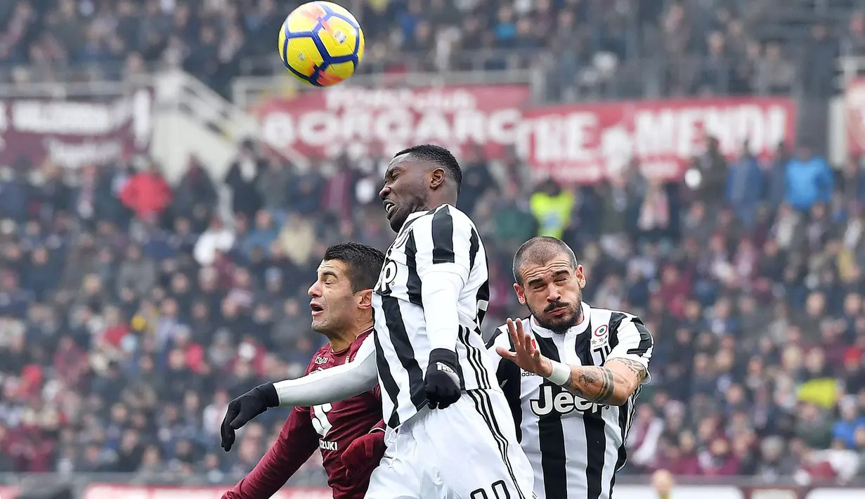 Pemain Torino, Iago Falque (kiri) berusaha menjangkau bola saat duel dengan para pemain Juventus pada laga Serie A di Stadio Grande Torino, Turin (18/2/2018). Juventus menang 1-0. (Alessandro Di Marco/ANSA via AP)